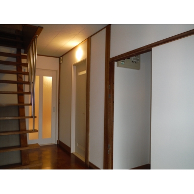 なるべく費用が掛からないようとのご希望でしたので、クロス貼りのみのリフォームとさせて頂きました。 光が反射することで空間全体が明るくなるよう、壁に白いクロスを使いました。 壁の色を変えただけでも雰囲気は良くなり、明るく広く感じられるようになりました。