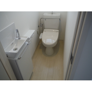 入口に手洗い器を新設し、トイレ空間の奥行を広げましたので、広々と使いやすいトイレとなりました。洋式便器は過去にリフォーム済みでまだ新しかったため、便器はそのまま再利用し便座を温水洗浄便座に取り替えしました。