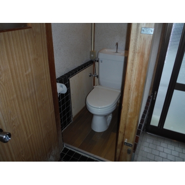 『広く、清潔感のあるトイレにしたい！』 以前のトイレは奥行が狭く、玄関から丸見えのトイレでした。