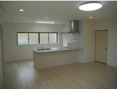 店舗付き中古住宅が、部屋数たっぷりのお家に生まれ変わる。