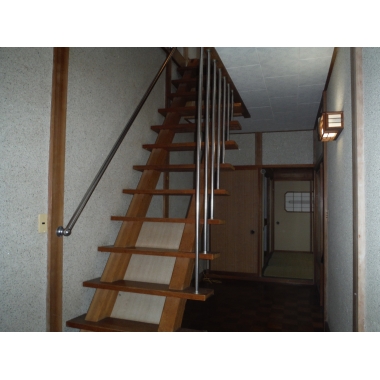 お客さまからのご相談内容は 『水廻りを中心にリフォームしたいので、その他の部屋については予算を必要最小限に抑えたいが、今の暗い廊下をなんとか明るくできないか？』でした。